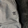 Pantalon Adidas gris lineas negras no original