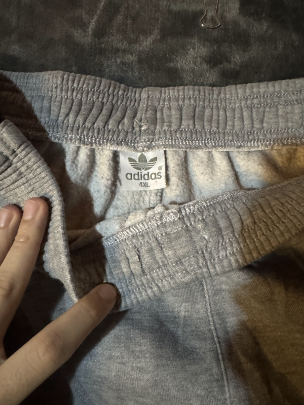 Pantalon Adidas gris lineas negras no original