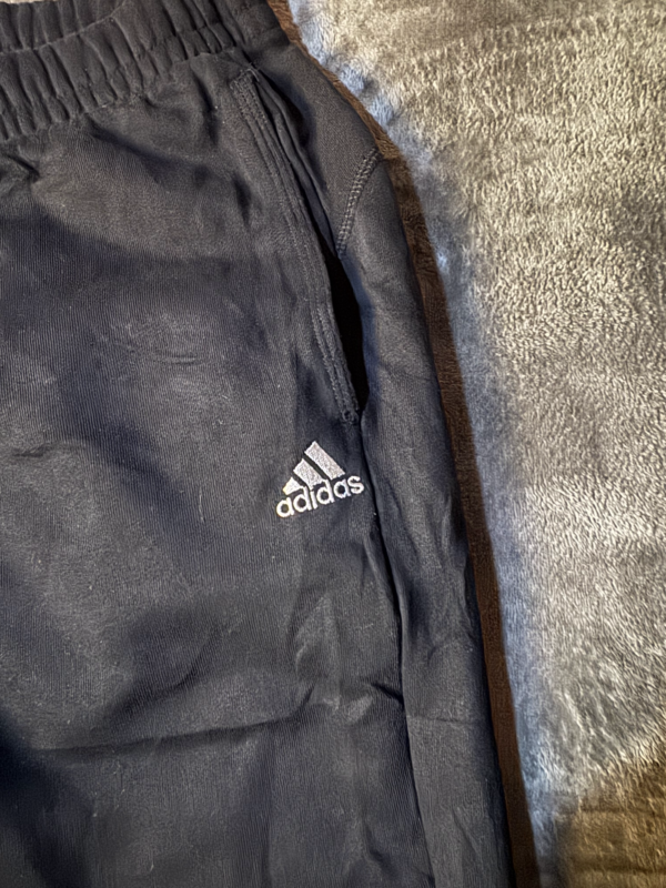 Adidas linea essential negro logo blanco