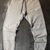 Pantalon Nike Gris Logo Blanco