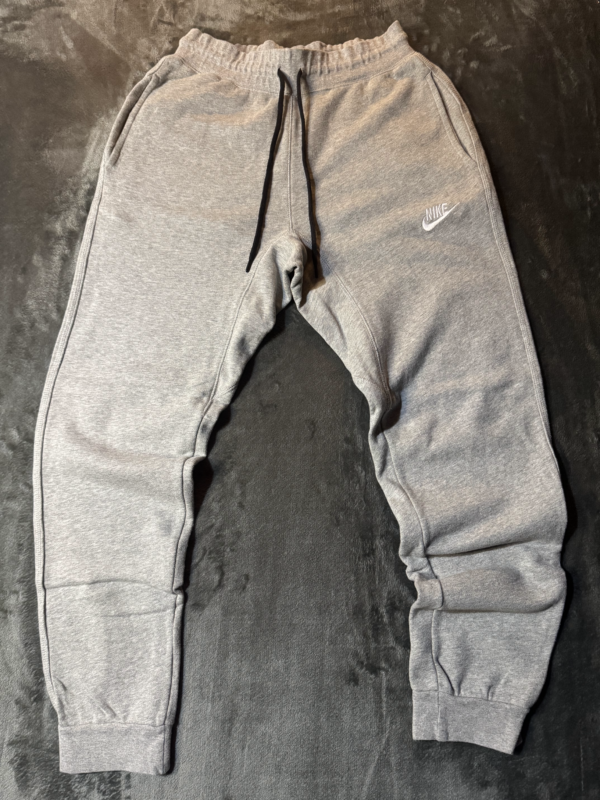 Pantalon Nike Gris Logo Blanco
