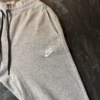 Pantalon Nike Gris Logo Blanco