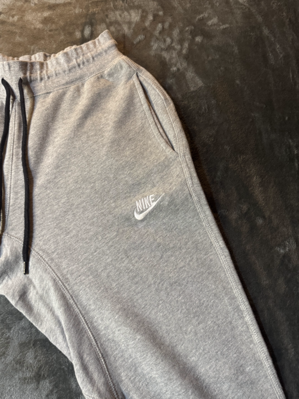 Pantalon Nike Gris Logo Blanco