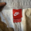 Pantalon Nike Gris Logo Blanco