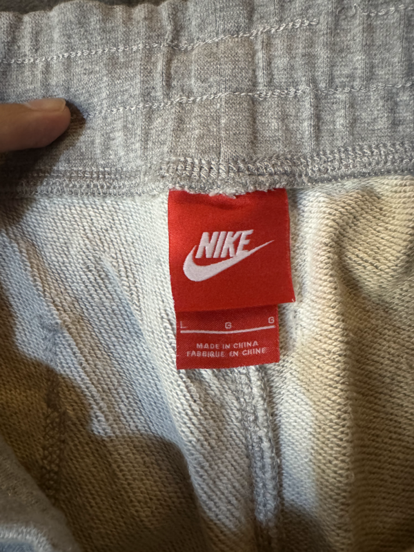 Pantalon Nike Gris Logo Blanco