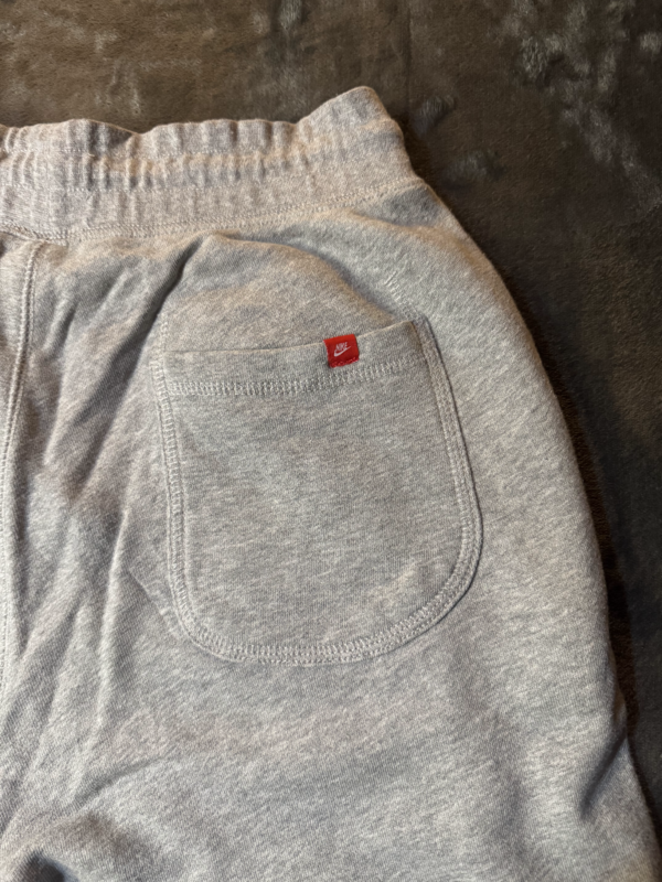 Pantalon Nike Gris Logo Blanco