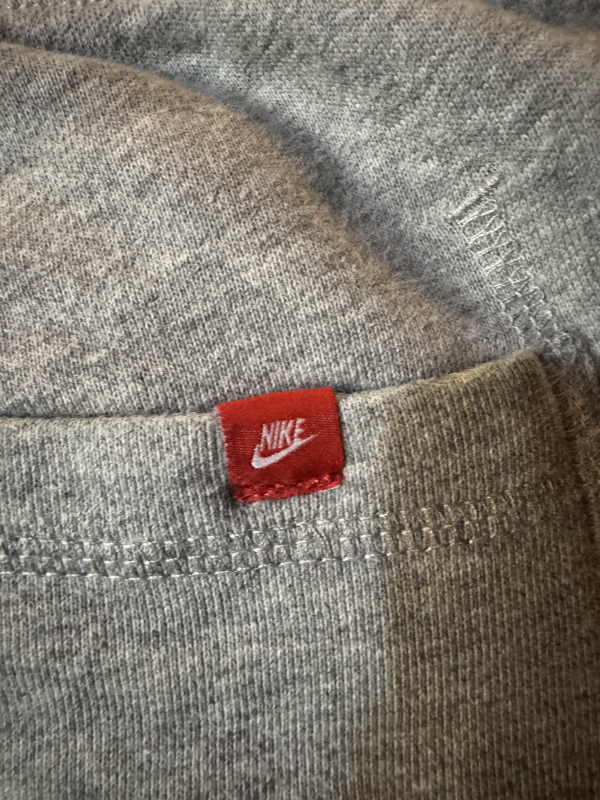 Pantalon Nike Gris Logo Blanco